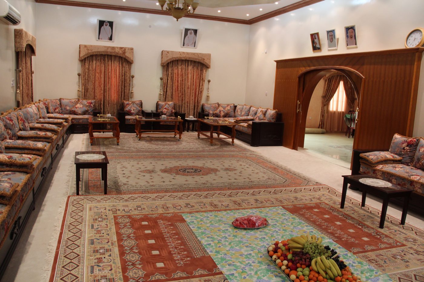 مجلس عربي تقليدي بفرش وكراسي عربية